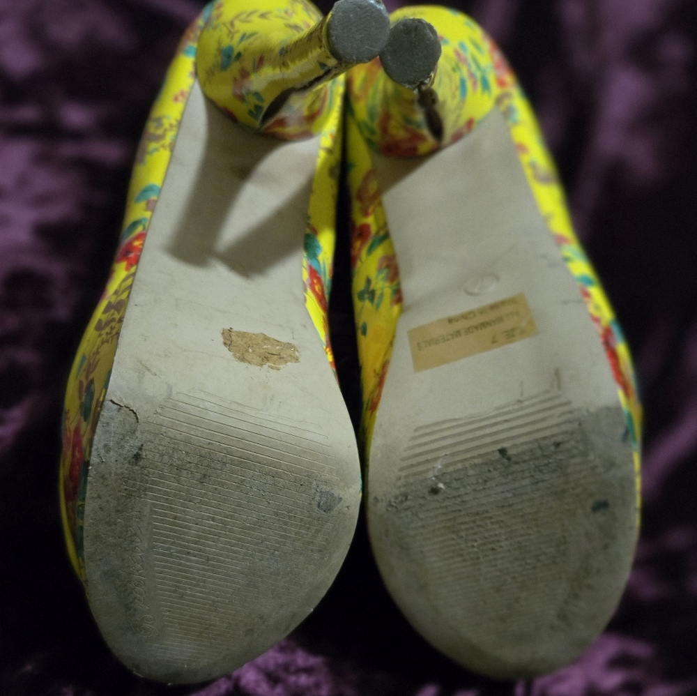 Breckelles Vibrant Floral Yellow Heels - Picture 4 of 6